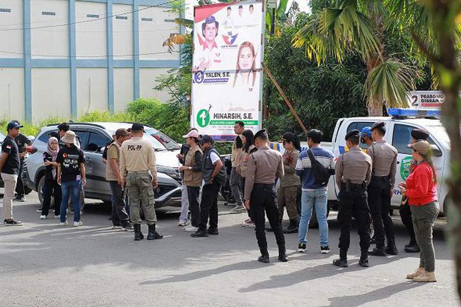 LANGGAR ATURAN: Bawaslu Kubar bersama Satpol PP menertibkan baliho caleg di Barong Tongkok.