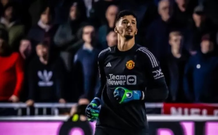 Altay Bayindir saat bermain bersama Manchester United di Piala FA, melawan Newport./Instagram @manchesterunited