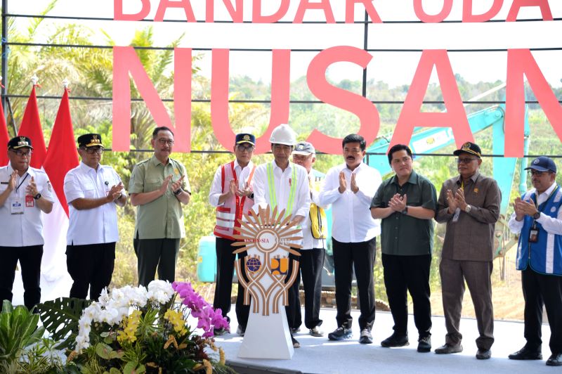 Jokowi saat meresmikan dimulainya pembangunan bandara IKN. (KEMENHUB)