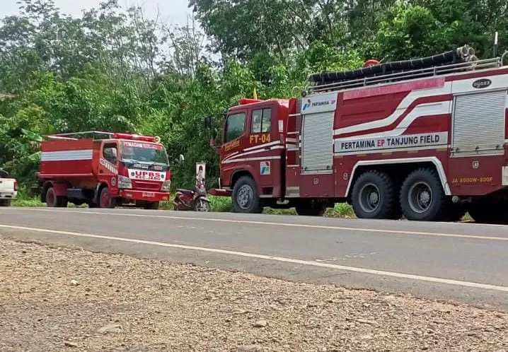TANGANI KEBOCORAN: Sejumlah kendaraan pemadam kebakaran bersiaga untuk membantu penanganan kebocoran pipa minyak mentah di Desa Namun, Kabupaten Tabalong.(foto: Ibnu Dwi Wahyudi/Radar Banjarmasin)