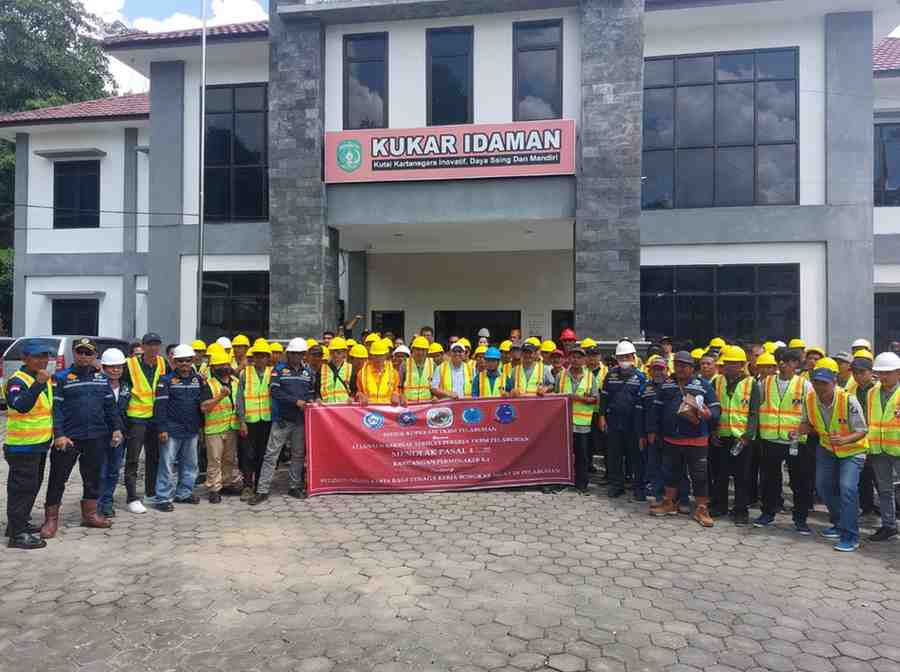 Aksi demonstrasi Koperasi TKBM Karya Sejahtera Kuala Samboja di Distransnaker Kukar (Elmo/Prokal.co)