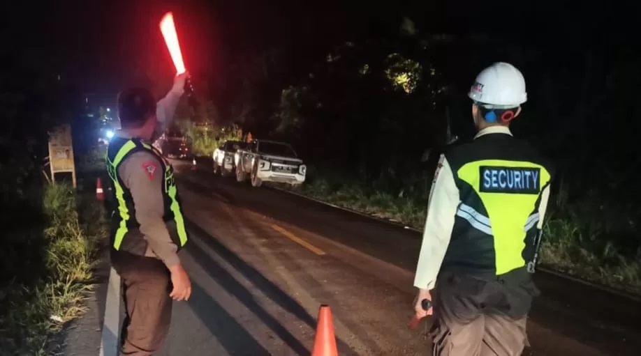 STERILKAN LOKASI : Jajaran sekuriti Pertamina saat melakukan sterilisasi lokasi kejadian kebocoran pipa minyak mentah.(foto: Ibnu Dwi Wahyudi/Radar Banjarmasin)