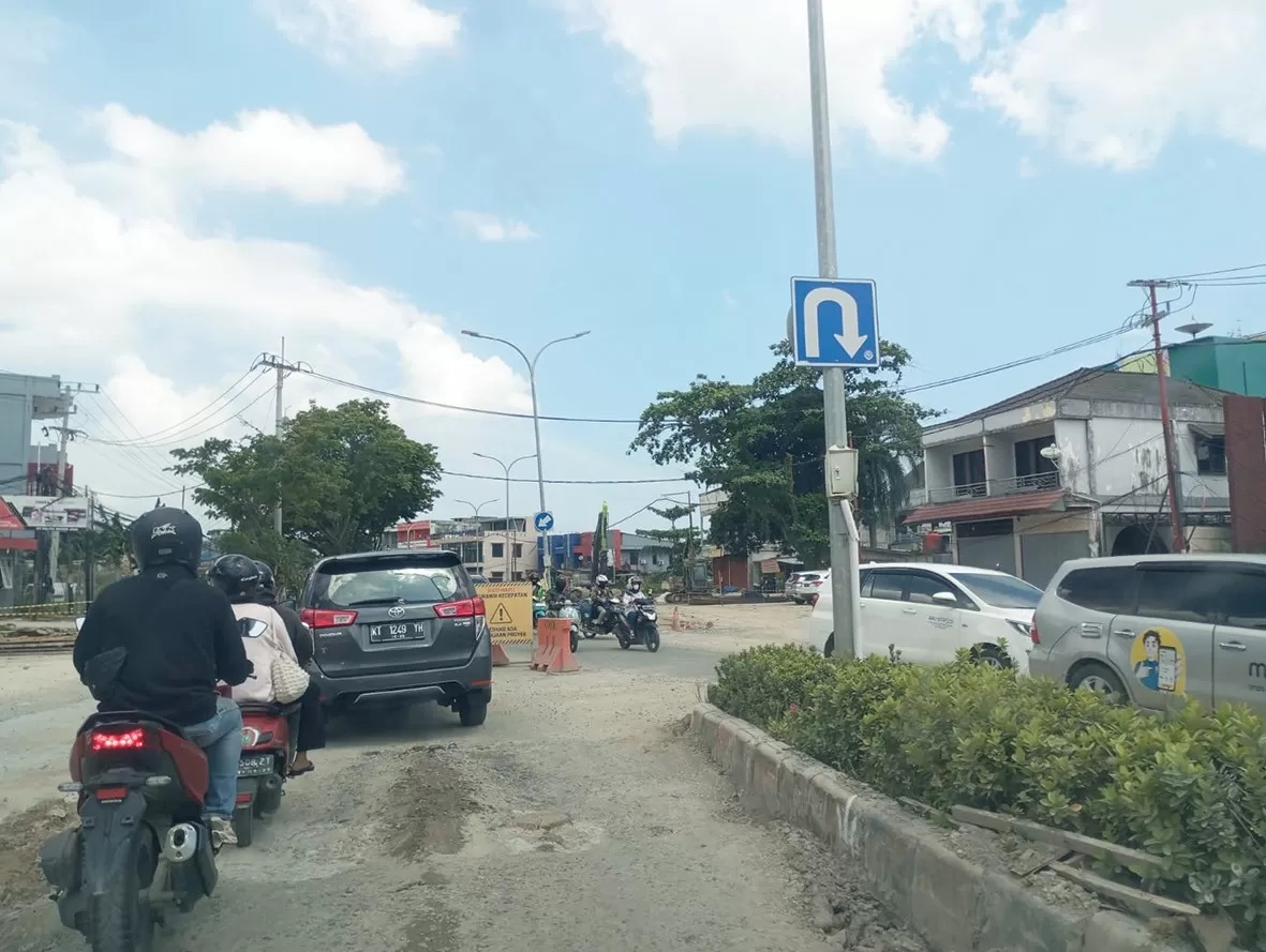 WASPADA: Proyek optimalisasi DAS Ampal di Jalan MT Haryono membuat pengguna jalan terdampak proyek. (roshan)