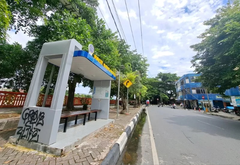 KORBAN KEJAHILAN: Halte yang baru dibangun di Jalan Ujung Murung turut menjadi korban vandalisme. Foto diambil Ahad (28/1) siang. (FOTO:&nbsp;WAHYU RAMADHAN/RADAR BANJARMASIN)