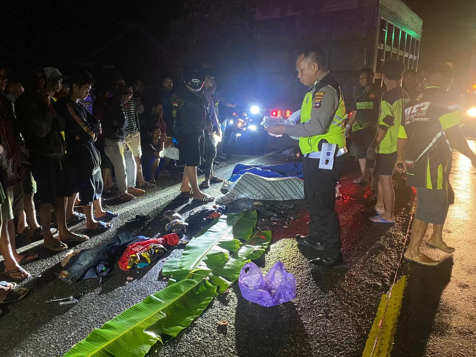 KORBAN TEWAS: Norhasanah (29) korban kecelakaan maut di perbatasan HST-HSS meninggal di tempat.(foto: Polres HST untuk Radar Banjarmasin)