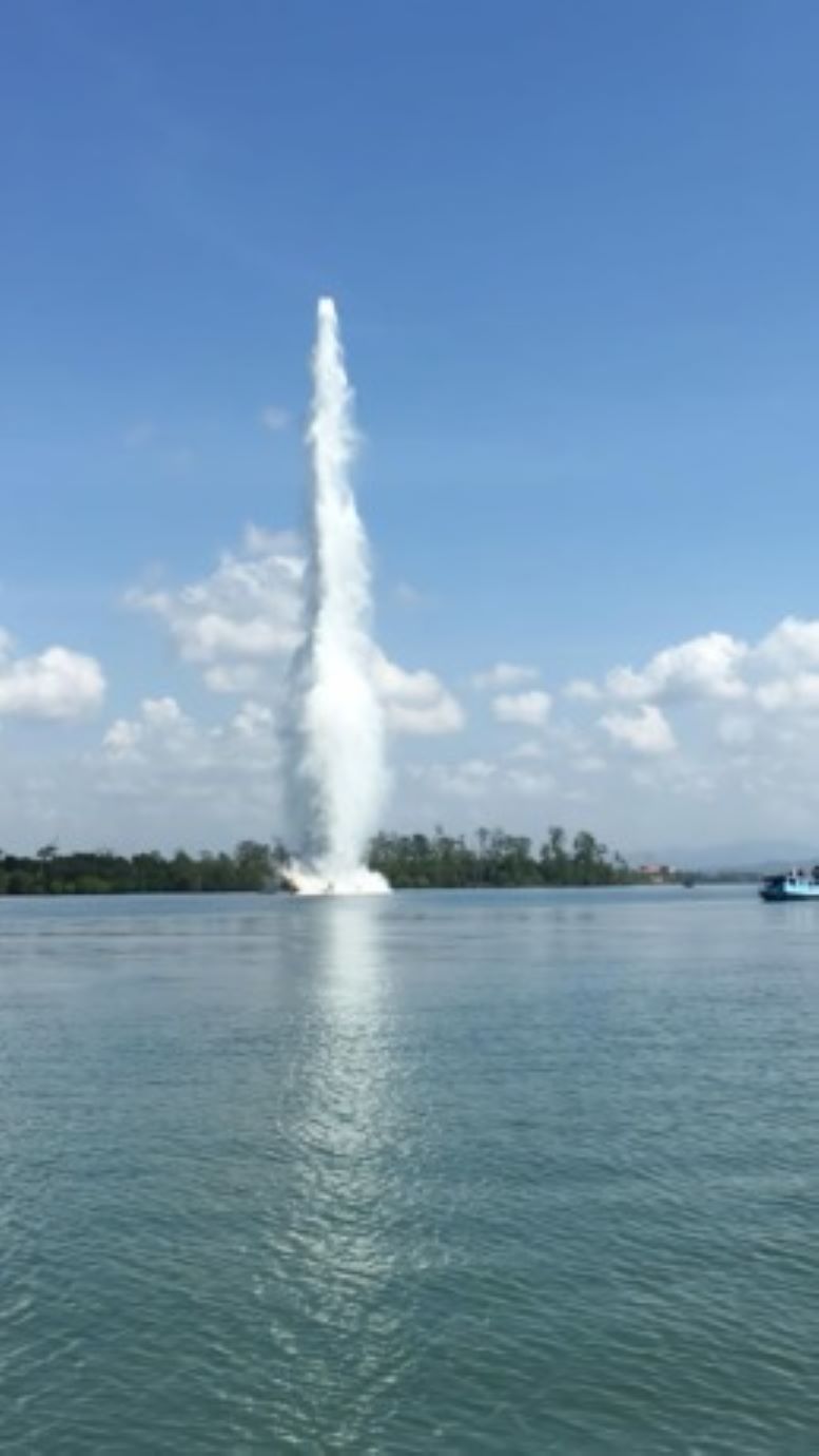 DILEDAKKAN: Tim Satuan Kapal Ranjau Koarmada II yang meledakkan ranjau di perairan Betagau Tarakan baru-baru ini. FOTO: ISTIMEWA