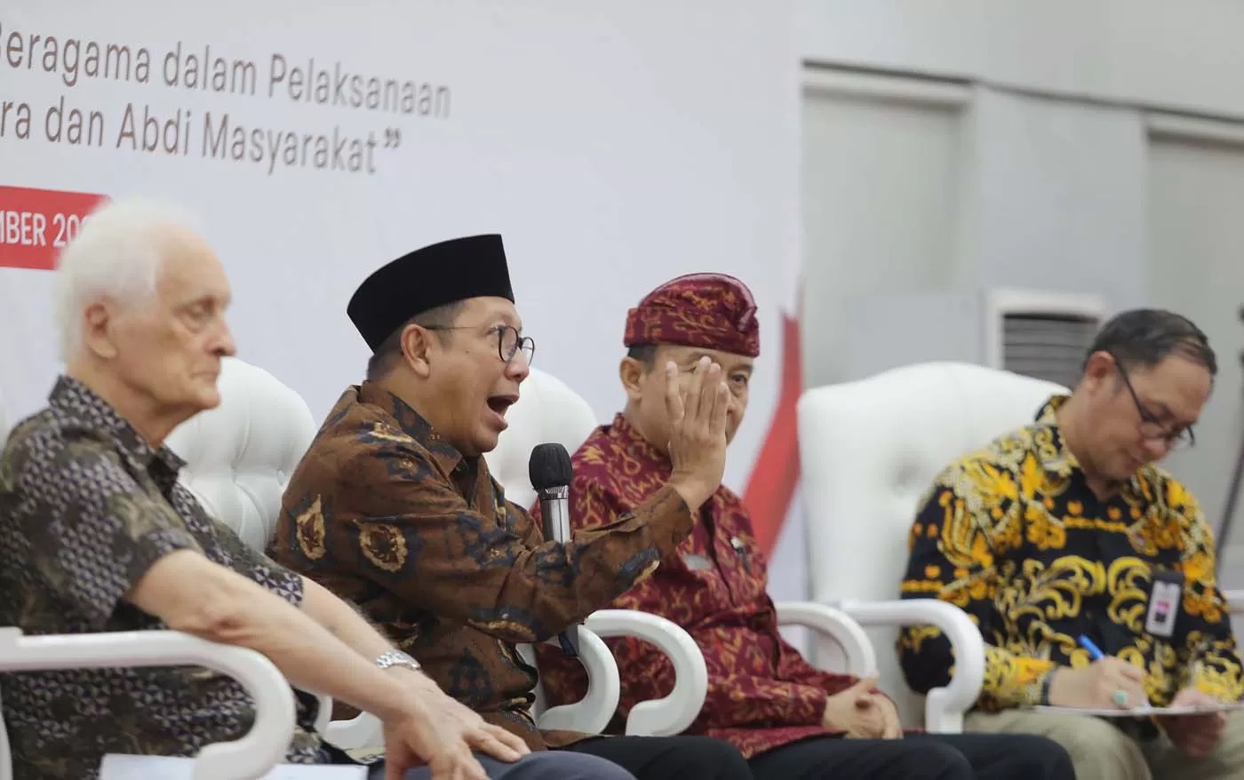 Budayawan Romo Franz Magnis Suseno (kiri) saat menjadi pembicara seminar di kantor Kemenko PMK, Jakarta, Selasa (26/9/2023). (FEDRIK TARIGAN/ JAWA POS)