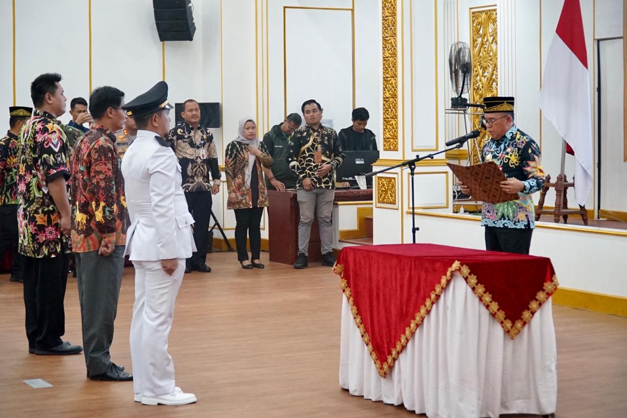 MUTASI: Pj Bupati PPU Makmur Marbun saat melantik dan mengambil sumpah pegawai eselon III dan IV pada posisi jabatan masing-masing.(ist)