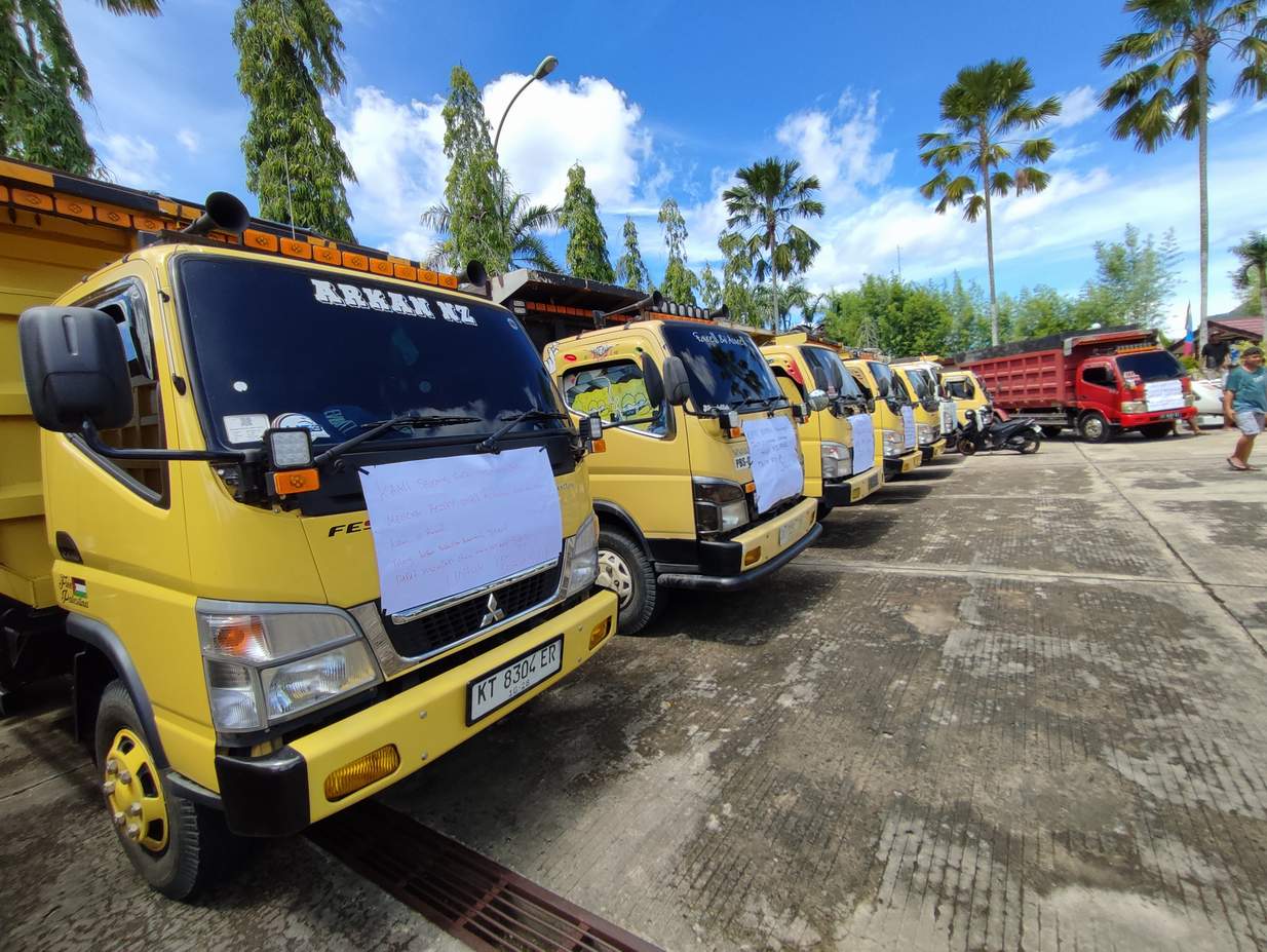 KEMBALI BEROPERASI: Truk yang mengangkut batu baru dari Kalsel ke Kaltim di Kabupaten Paser, Kecamatan Kuaro, telah berjalan lagi.