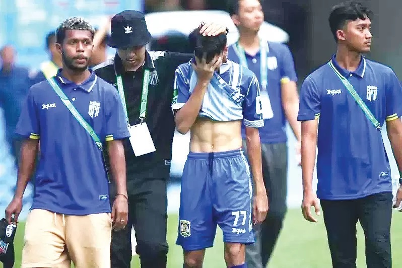 MENYEDIHKAN: Pemain Persiba tak kuasa menahan kesedihan setelah dipastikan terdegradasi ke Liga 3 musim depan. KPG.