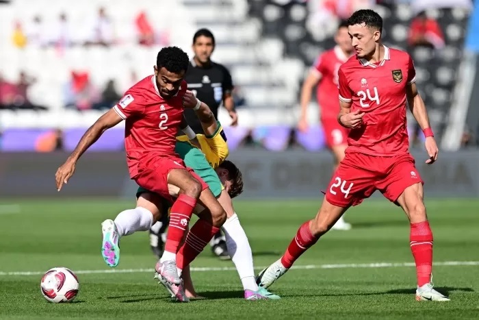 APRESIASI: Yakob Sayuri dan Justin Hubner ketika berjibaku menghadapi pemain Australia di babak 16 besar Piala Asia 2023. (Tim Media PSSI)