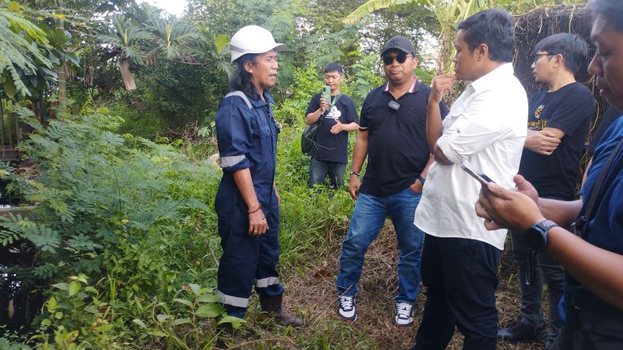 MENINJAU: Irwan Fecho (kedua kiri) dan Yosiandi Radi (kiri) memeriksa dokumen penanganan banjir serta mengecek kondisi saluran drainase di sub-sistem DAS Kemuning yang kerap banjir di Jalan Manunggal,
