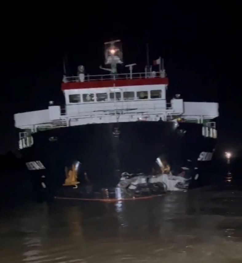 RUSAK PARAH: MV Spil Renata yang bertolak dari Surabaya menghantam tongkang bermuatan batu bara di perairan Sungai Mahakam.