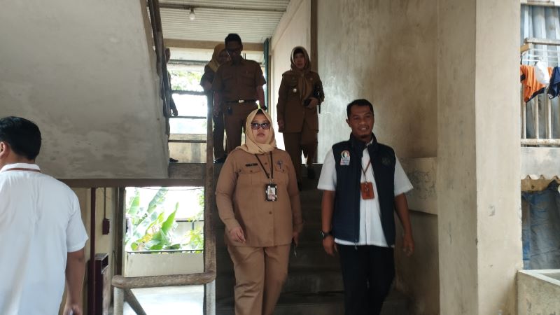 KURANG LAYAK: Idfi Septiani (depan kiri) bersama tim OPD teknis dan manajemen Perumda Varia Niaga memeriksa Rusunawa I di Jalan Teuku Umar, Kompleks Pergudangan, Senin (29/1).