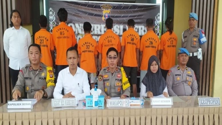 Wakapolres Seruyan, Kompol Hendry. Memimpin press releasee pengungkapan beberapa kasus yang ditangani oleh Satreskrim saat di Polres Seruyan, Senin (29/1). (Foto : Ais/Prokalteng.co)