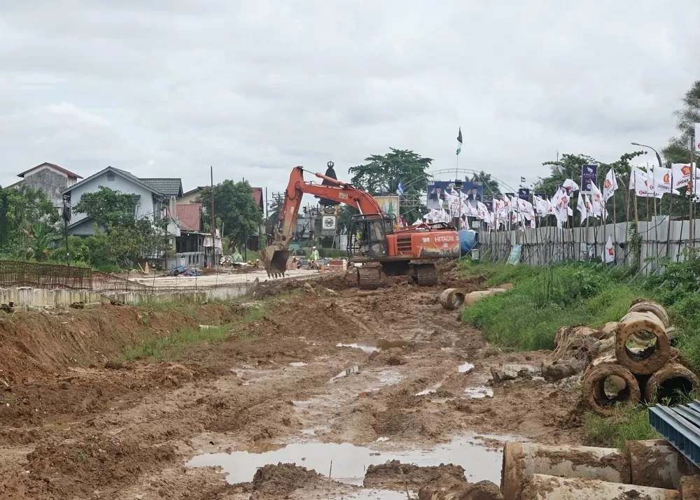 RATAKAN TANAH: Alat berat meratakan tanah pada bagian jalan pembangunan Duplikasi Jembatan Kapuas 1 di bagian Pontianak Timur. Proyek tersebut terus dikerjakan agar lekas bisa di operasikan. (HARYADI/