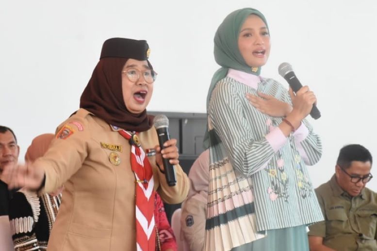 Ketua TP PKK Kalteng Ivo Sugianto Sabran (kanan) mengajak pelajar dan mahasiswa di Kapuas untuk mencegah pernikahan dini dalam temu akbar di rumah jabatan Bupati Kapuas. (FOTO BIRO ADPIM KALTENG)