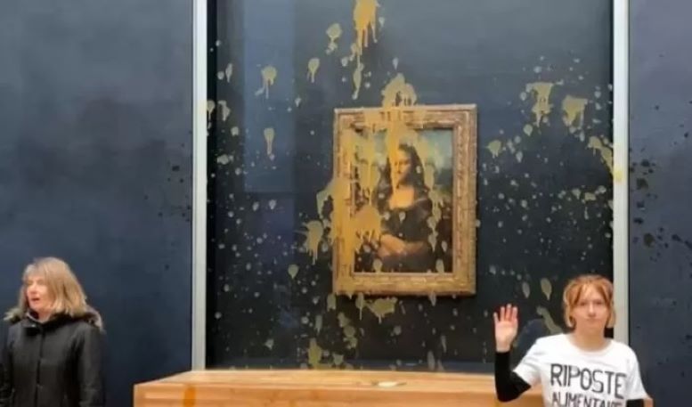Lukisan karya Leonardo da Vinci disiram oleh para aktivis untuk lancarkan aksi protes terkait lingkungan hidup. (CBS News)