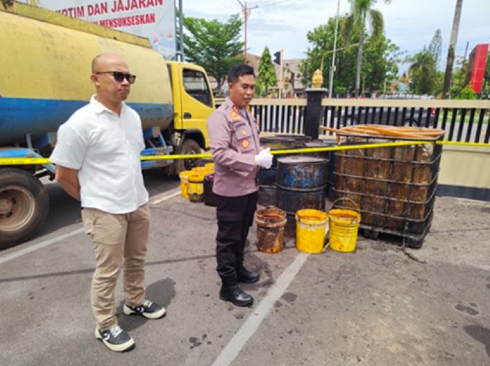 DIAMANKAN: Kapolres Kotim AKBP Sarpani saat memperlihatkan sejumlah barang bukti hasil sitaan mereka atas kasus penggelapan CPO, Minggu (28/1/2024) kemarin. (FAHRY/RADAR SAMPIT)