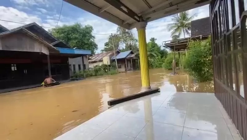 TERENDAM DULUAN: Kondisi rumah warga di Desa Rantau Nangka Kecamatan Sungai Pinang, Kabupaten Banjar terendam banjir, Senin (29/1) pagi. Meluapnya Sungai Riam Kiwa akan menuju ke hilir.