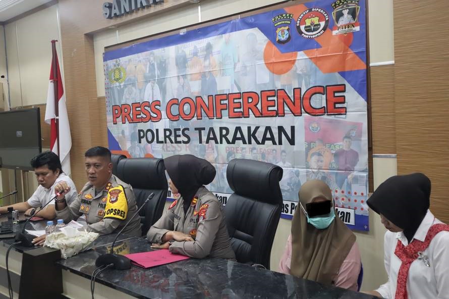 KONFERENSI PERS: Penemu bayi (bermasker) merupakan orangtua yang diduga membuat informasi palsu, Senin (29/1).