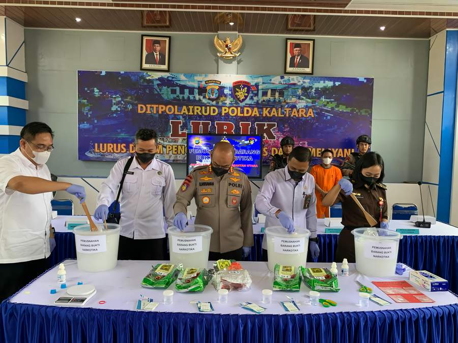 PEMUSNAHAN: Ditpolairud memusnahkan narkotika jenis sabu-sabu dari tersangka JM, Senin (29/1).