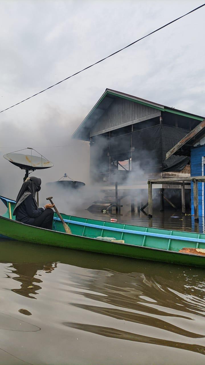 Fogging untuk mengusir nyamuk di lakukan di Kutai Barat.