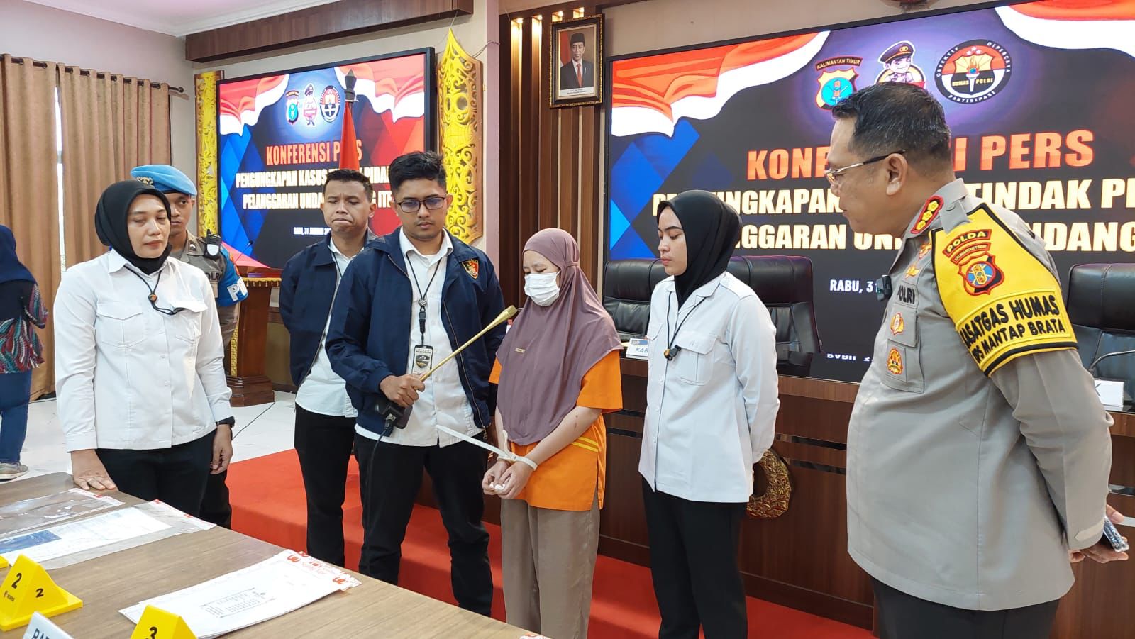 EM (rompi orem) saat dihadirkan pada konferensi pers pengungkapan kasus penipuan di Polda Kaltim, Rabu (31/1).