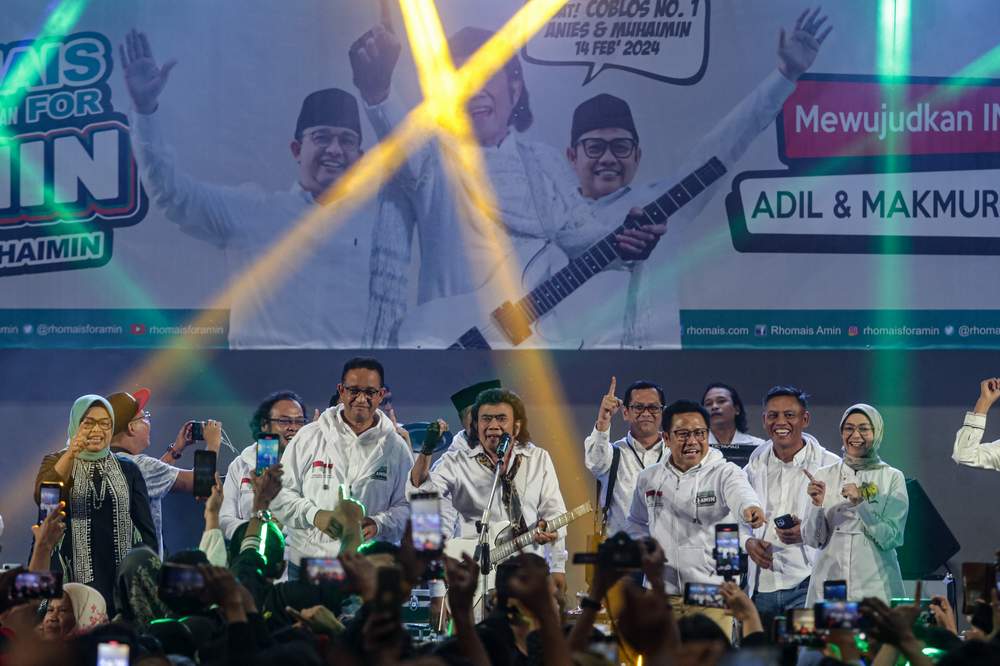 Rhoma Irama (tengah) didampingi Amin.
