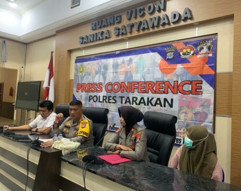 RILIS PERS: Kapolres Tarakan AKBP Ronaldo Maradona menyampaikan hasil penyelidikan perkara penemuan bayi. FOTO: ELIAZAR/RADAR TARAKAN