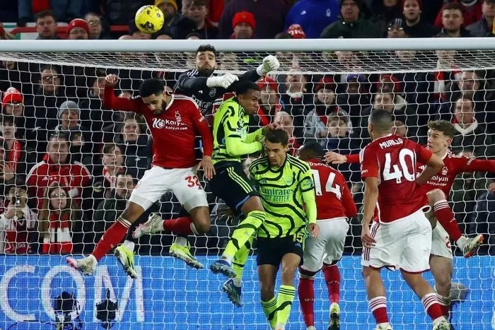 Kiper Arsenal, David Raya ketika berjibaku dengan pemain Nottingham Forest untuk mengamankan gawangnya dari ancaman gol. (Lee Smith/Reuters)