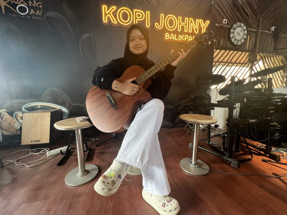 BERBAKAT: Aqila Nayyara Zakee Anwar di sela-sela latihan bernyanyi di Kopi Johny Balikpapan, akhir pekan lalu.