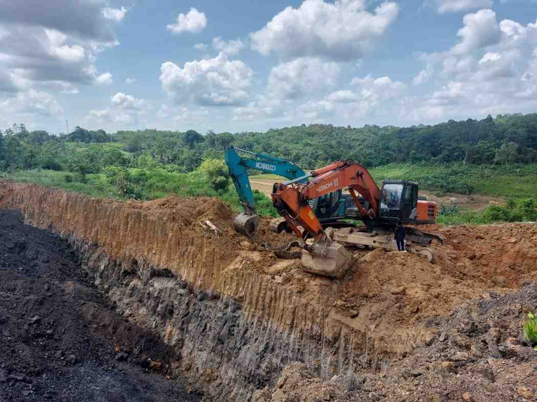 Penampakan tambang koridor di Spontan, Mangkurawang, Tenggarong yang hanya berdampingan dengan lahan pertanian warga (Elmo/Prokal.co)