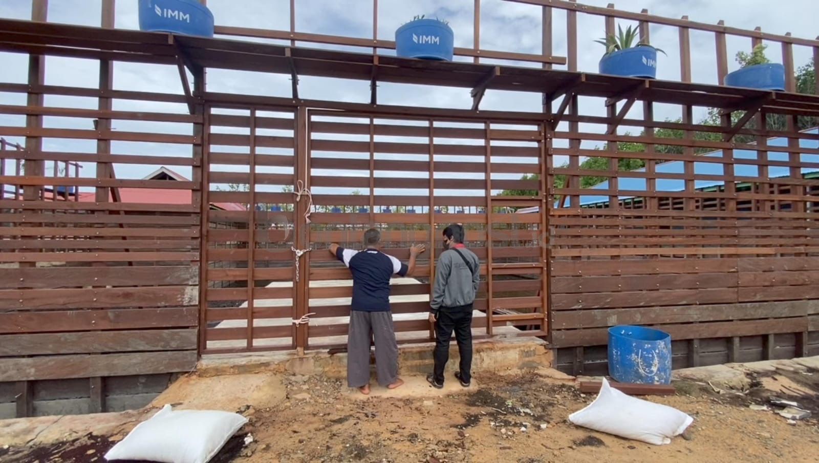 MASIH PRO-KONTRA: Demi keamanan warga sekitar, buaya Riska dibuatkan kandang khusus yang konstruksinya terbuat dari kayu ulin.