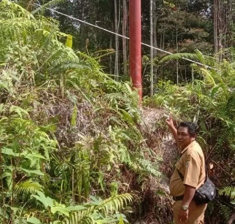 BELUM NYALA: Pembangunan listrik dijalan lintas utara Kabupaten Kapuas Hulu oleh Pemerintah Pusat hingga hari belum menyala. (TAUFIK/PONTIANAK POST)