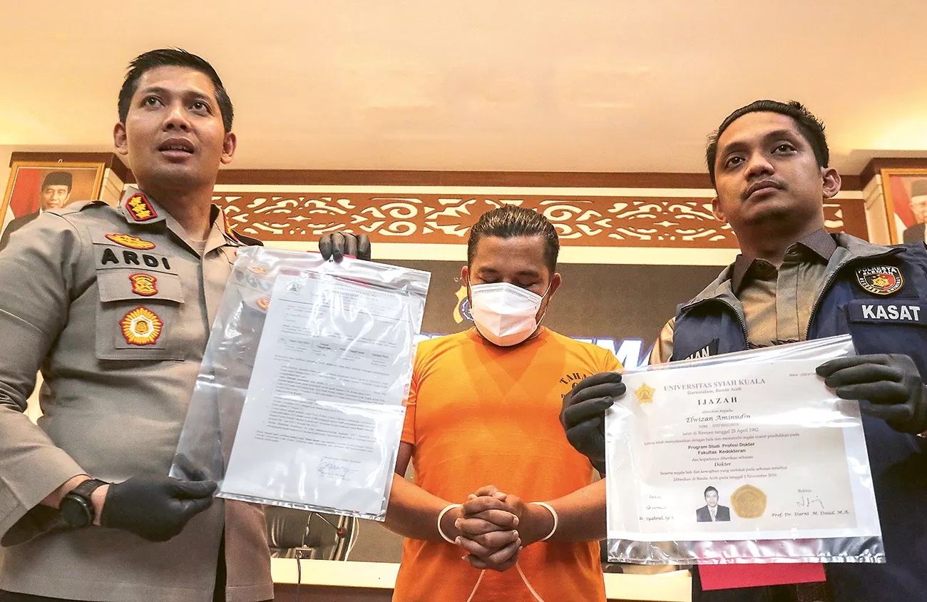 Dokter gadungan tim PSS Sleman Elwisan Aminudin di Mapolresta Sleman pada Selasa (30/1). (JAWA POS RADAR JOGJA)