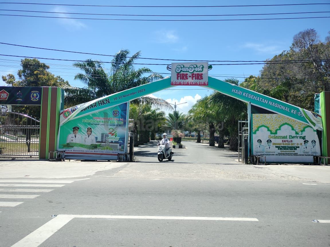 REPRESENTATIF: Pagar Stadion Bessai Berinta, termasuk akses dan saluran drainase lapangan, akan diperbaiki tahun ini, dengan anggaran Rp 10,5 miliar.