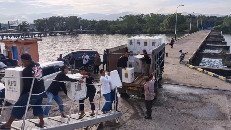 DINAIKKAN KE KAPAL: Logistik pemilu dipindahkan dari truk ke KM Perintis yang mengirimkan ke pulau terluar di Kotabaru. (Foto: Humas Polres Kotabaru untuk Radar Banjarmasin.)