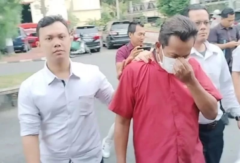 Komisioner KPU Padangsidempuan, Sumut, Parlagutan Harahap terjaring OTT, Sabtu (27/1). (Foto: Sumutpos.jawapos.com)