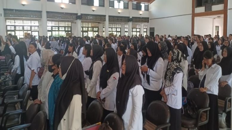 Para tenaga kontak dilingkungan Dinas Pendidikan Kabupaten Kotim saat menghadiri penyerahan SK perpanjangan kontrak di Gedung Serba Guna Sampit, Senin (29/1) lalu. (FOTO : BAHRI/KPG)