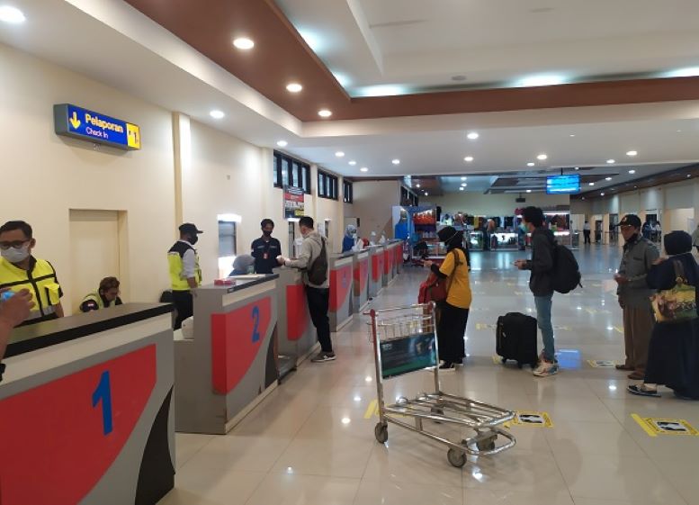 BANDARA ISKANDAR: Sejumlah penumpang antre check in di Bandara Iskandar Pangkalan Bun. Aktivitas penerbangan masih normal dan belum ada peningkatan penumpang. (DOK.RADAR PANGKALAN BUN)