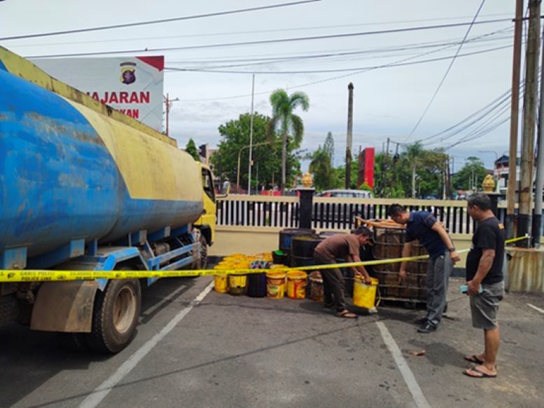 CPO ILEGAL  :  Barang bukti CPO ilegal diamankan di Mapolres Kotim, Senin (29/1/2024) tadi. (FAHRY/RADAR SAMPIT)