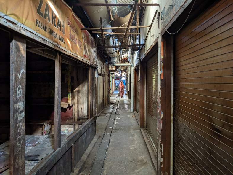 DIKELUHKAN: Minimnya pembeli lantaran beberapa ada pedagang membuka lapak di bukan pada tempatnya, membuat pedagang lainnya resah.