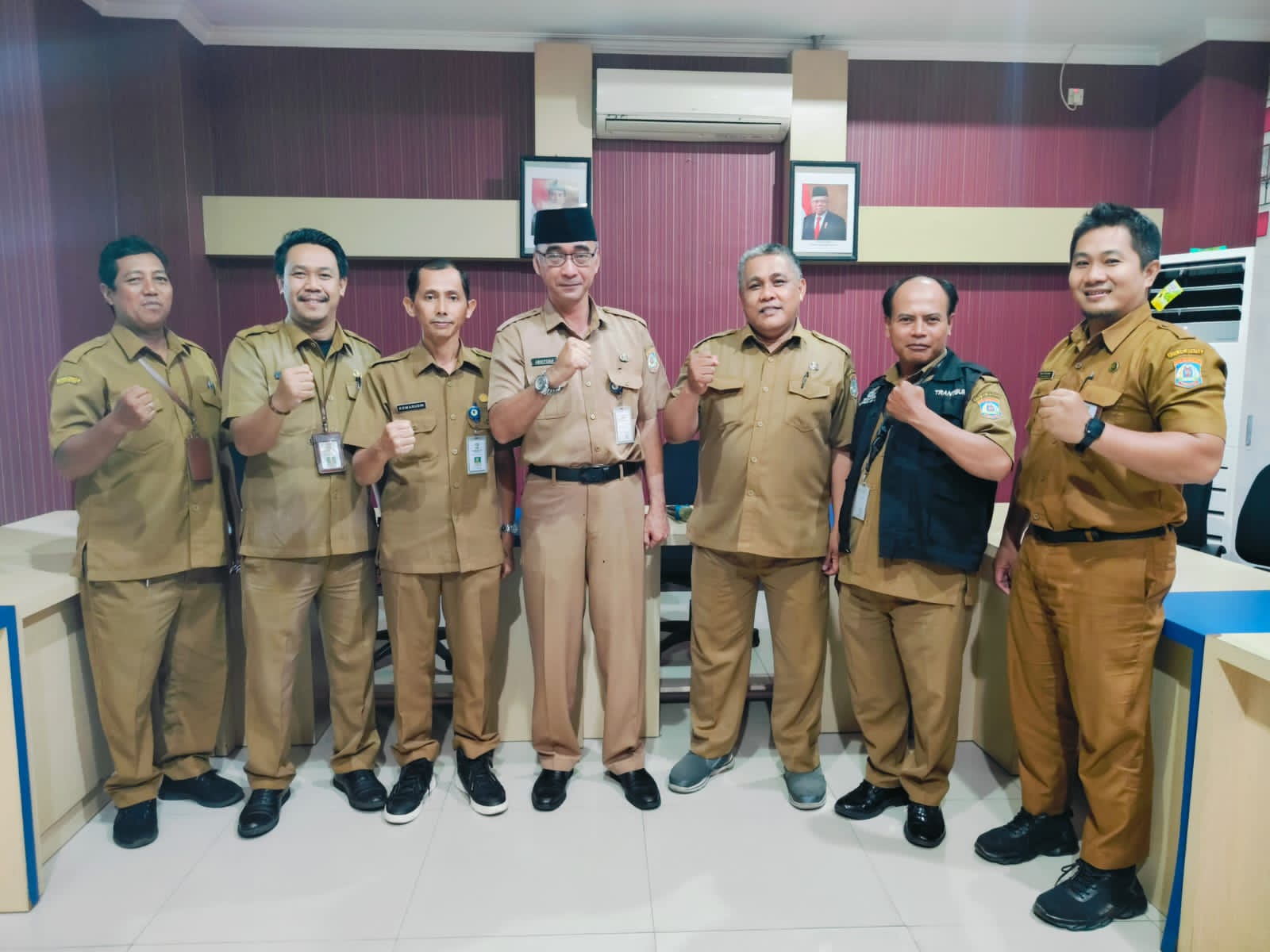 SILATURAHMI: Ariefdah Aida Kuntjoro (tengah, kopiah hitam) bersama Kasi Trantib LH Kecamatan Balsel Akhmad Komarudin dan para kasi Trantib LH Kelurahan dalam Forum Silattrantib 2024.