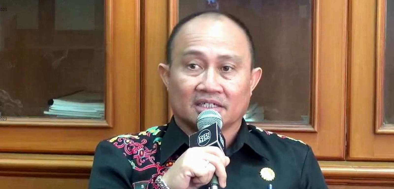 WAWANCARA: Asisten III Sekkab Kubar Sahadi ditemui awak media di ruang kerjanya kemarin.