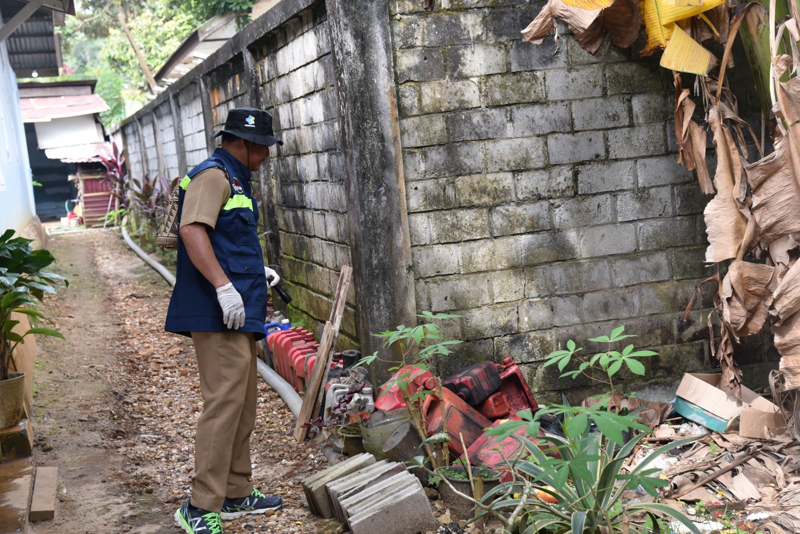 GOTONG ROYONG: Diskes Kubar dan Pemerintah Kampung Sumber Sari melakukan aksi pembersihan pekarangan dan pembagian abate gratis, Selasa (30/1).  LUKMAN HAKIM/KP