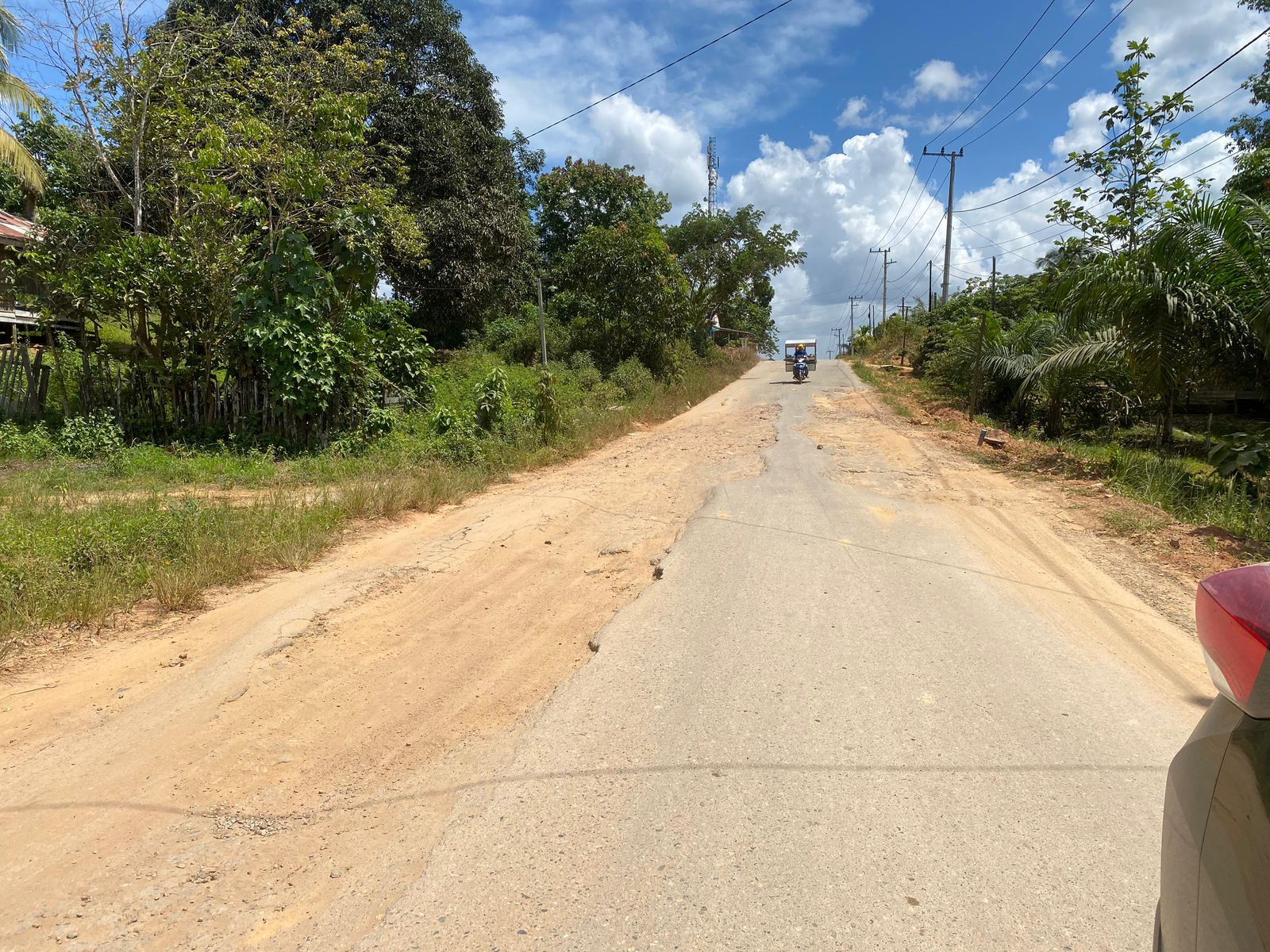 AKSES UTAMA: Kondisi permukaan jalan menuju Rantau Pulung sangat membahayakan pengendara yang melintas. Terutama ketika hujan, jalan menjadi licin.