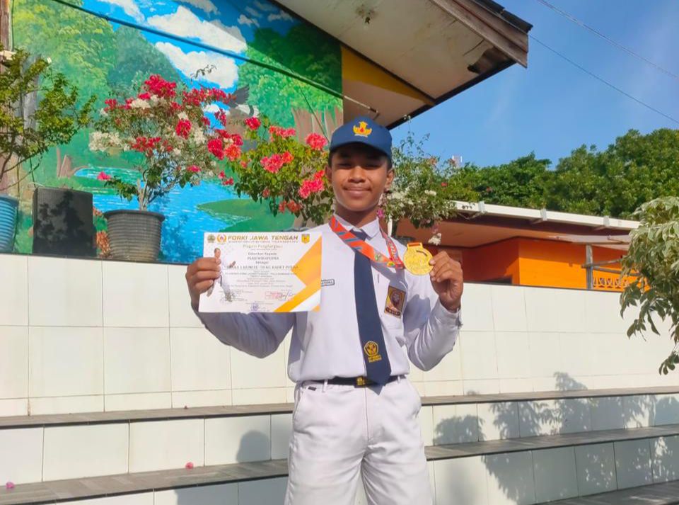 BUKTIKAN PRESTASI: Panji Wirayudha bersama medali dan sertifikat juara yang diraihnya dari Turnamen Karate Nasional di Jateng.