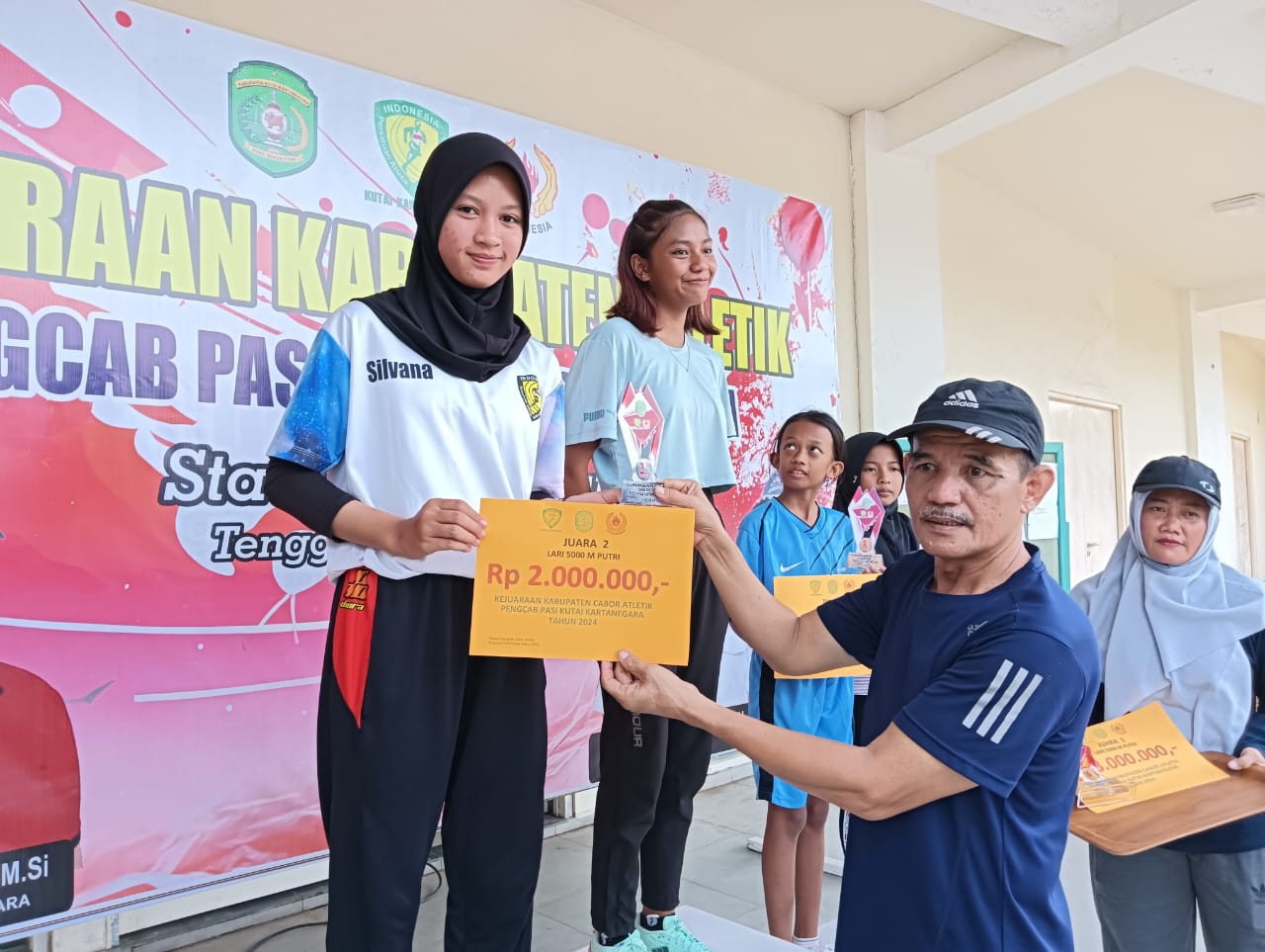 BERI PENGHARGAAN: Ketua PASI Kukar Surya Agus menyerahkan hadiah kepada para juara kejurkab.