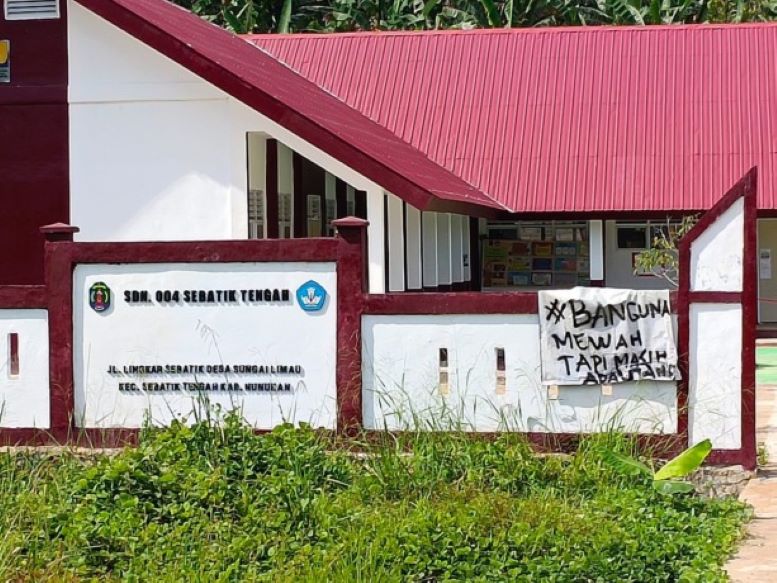 DISEGEL: Salah satu SD yang pernah disegel oleh subkontraktor yang mengerjakan proyek belasan sekolah di Sebatik, Nunukan dan wilayah 4 lainnya. FOTO: DOK RADAR TARAKAN